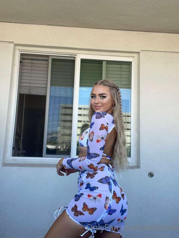 Sneak peak?

Tip $5 for a photo peek
Tip $10 for a video pee..