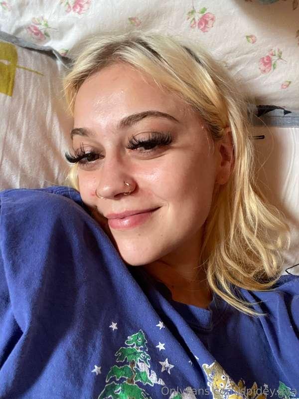 Having a sleepy day in bed after a big busy week 😇  Big day ..