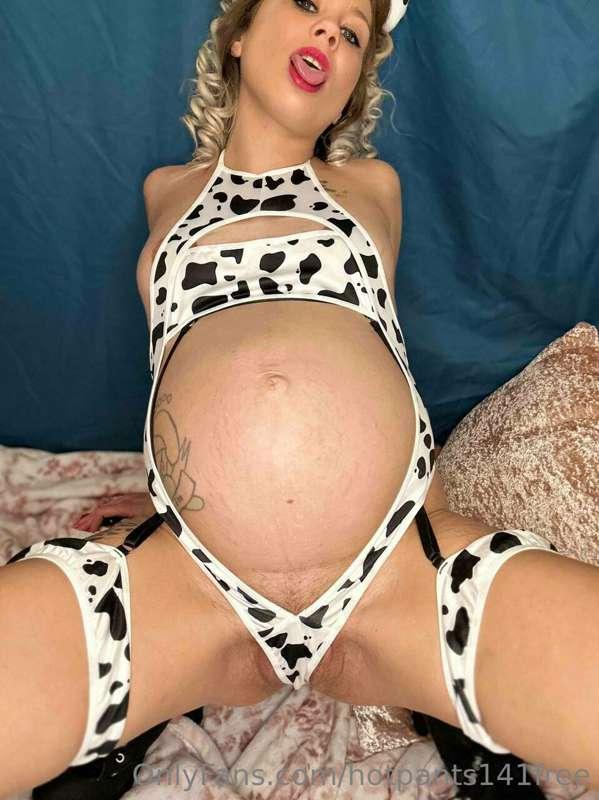 🤰 @mamab27 is such a whore she’s pregnant for the 4th time!
..