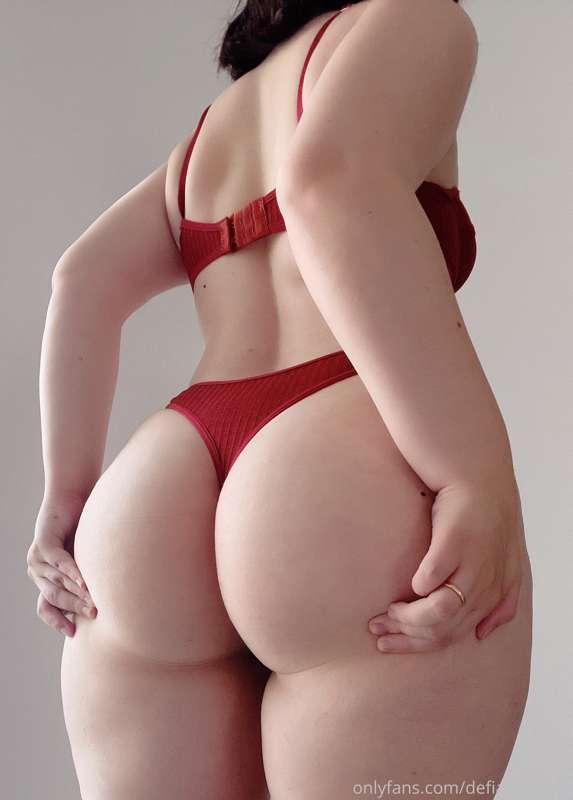 My body might be pear shaped but my butt sure is peachy 😆🍑