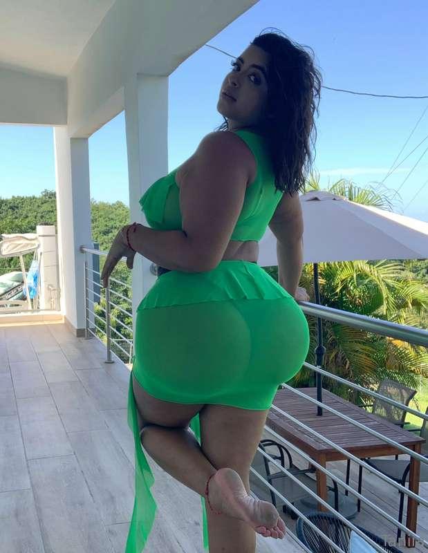 Dirty little patitas & a whole lotta ass 🤭😏