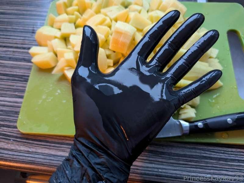 Wondering why I get so wet while cooking.. 😜