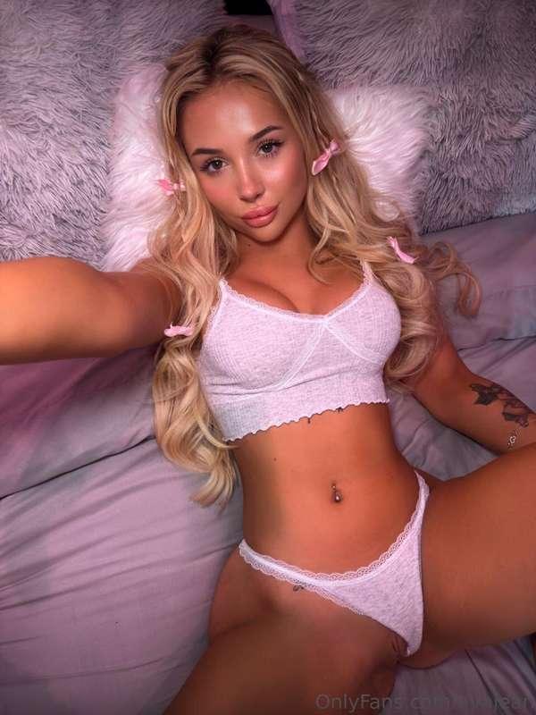 Can @avajean be your petite 18 y/o gf? 🤭 FREE VIP tonight on..