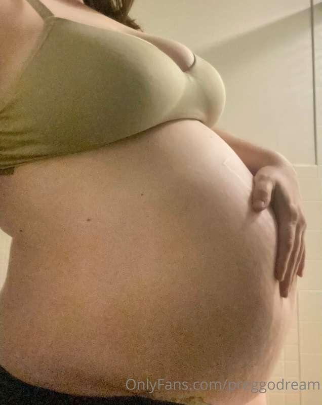 Happy Monday 💋
I’m almost 30 weeks pregnant, sharing my preg..