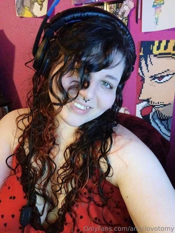 I'm feeling a bit better after the shower 🖤🥰 