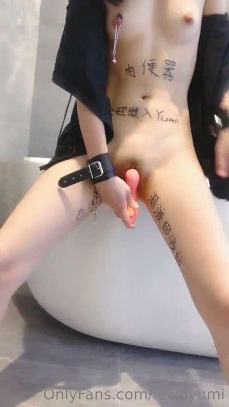 在廁所玩就不怕弄濕地板了🥰