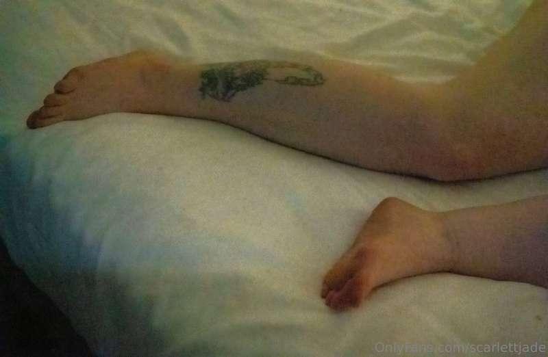 35 pics of me, & my feet, in various poses for your Foot Fet..