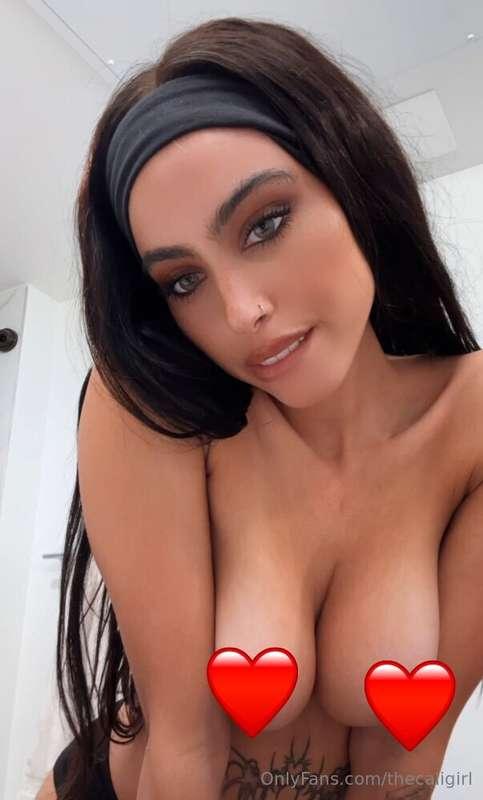 I love showing you my pretty pussy and how much I can make i..