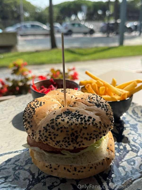 Mondays are only survivable with something tasty 🍔I swear fo..