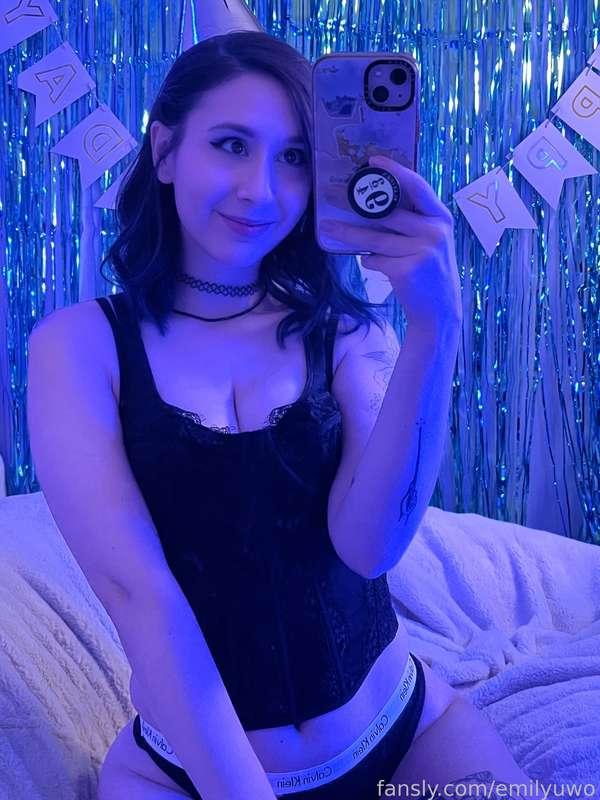emilyuwo image #1