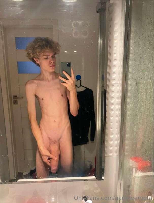😍 Just look at this🤤He Has The He Has The BIGGEST TWINK COCK..