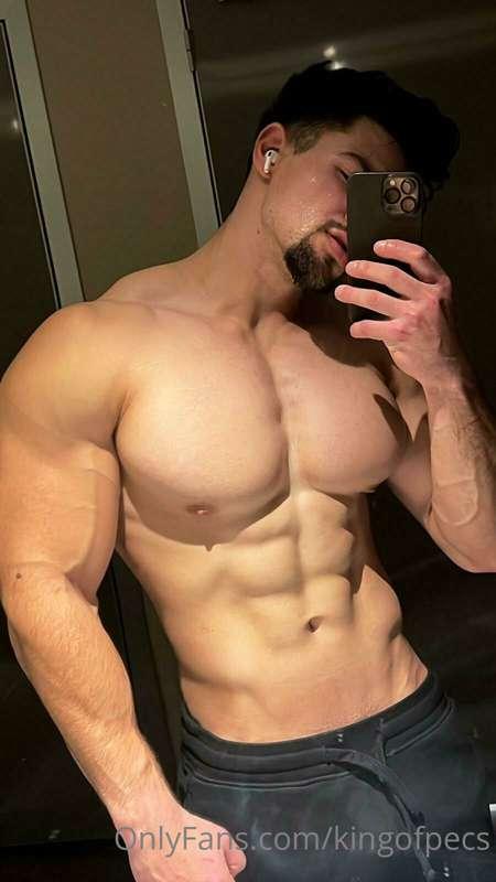 kingofpecs image #0