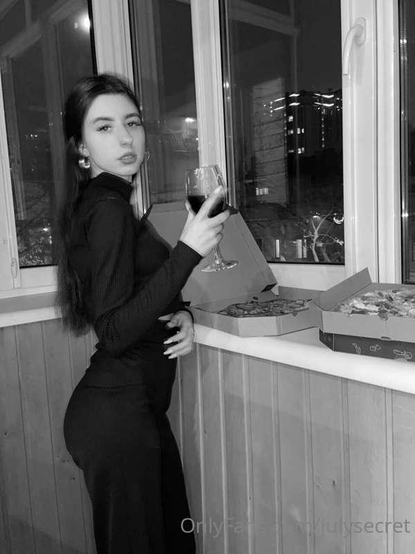 one glass of wine and i bercome really horny
who wanna share..
