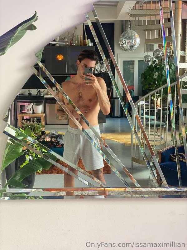 Do you want to have some fun in front of the mirror? 😏