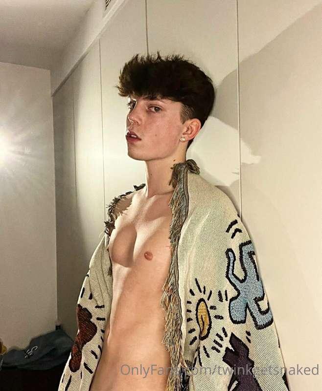 Hands up in the comments if im hot 🙋🏻‍♂️👀