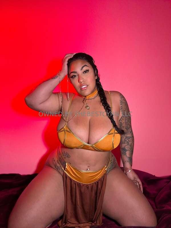 A taste of temptation, served in orange lingerie 💕