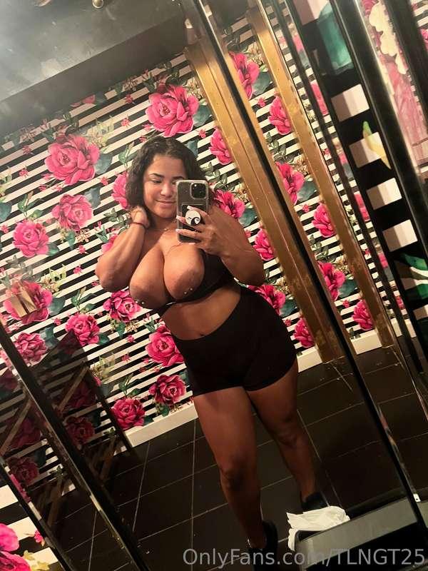 Public bathroom titty pics are my fav 🥰😈