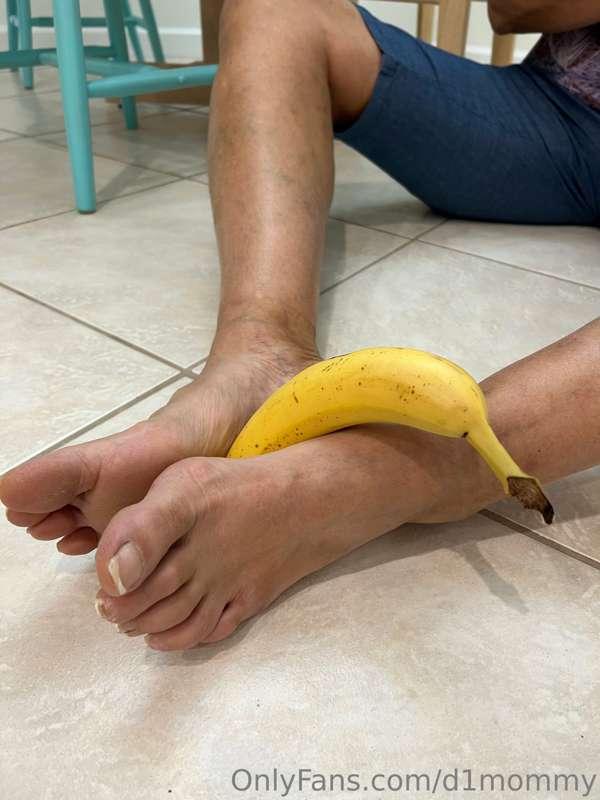 BIG mama the monkey 🐒🦶🏻 wanna see BIG mama giving a footjob ..