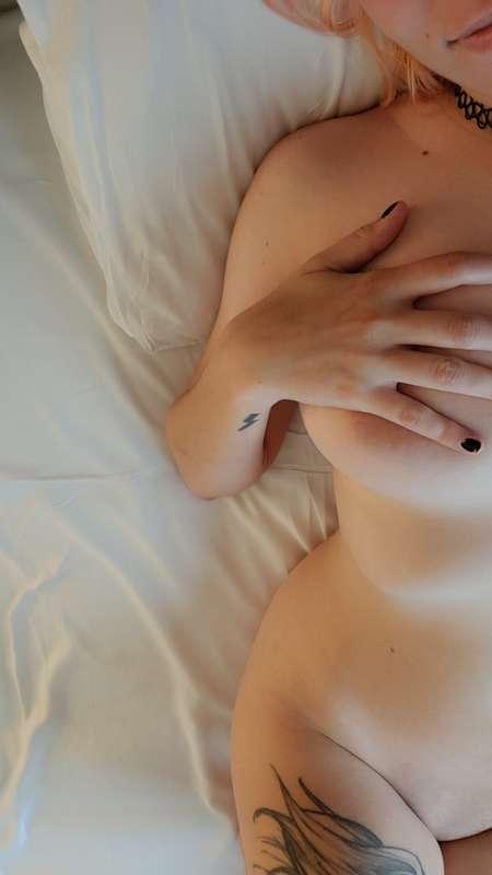 Just me nakey in a bed, what's your move? 😜