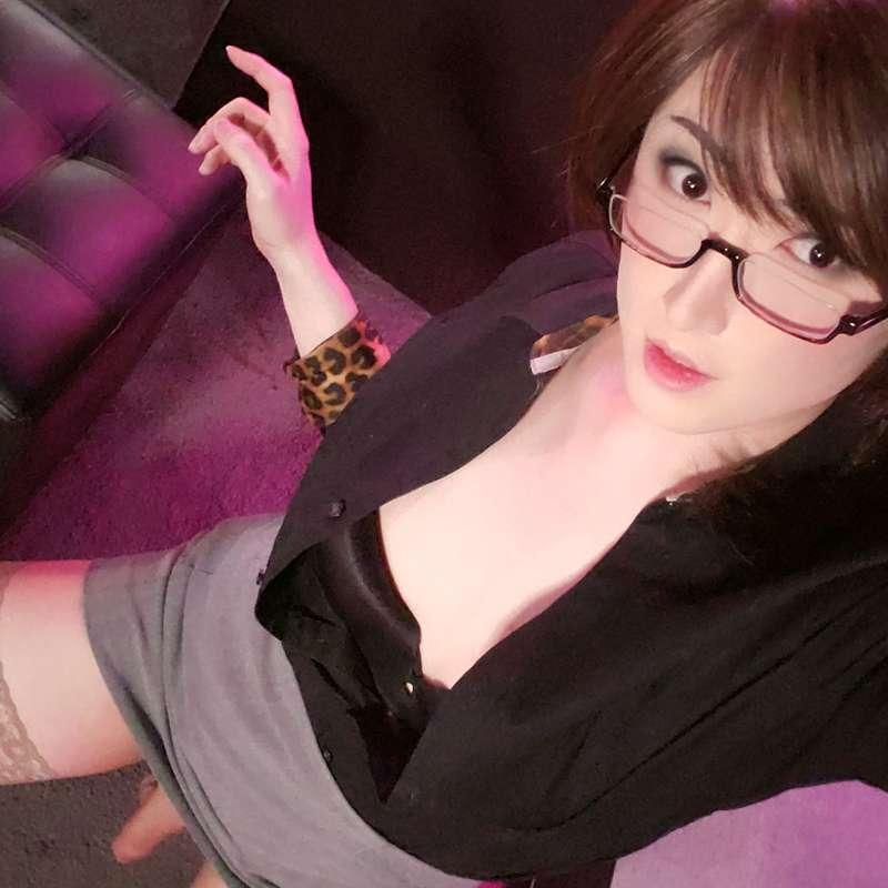 I love pencil skirts 😆 it's so tight that my peepee gets squ..