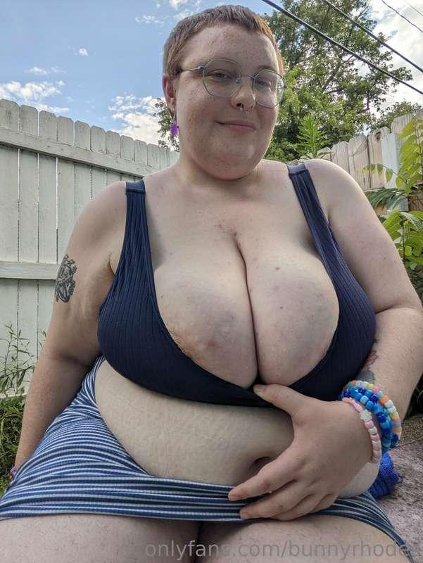 I can't believe I got completely naked in my yard 😳 I was mo..