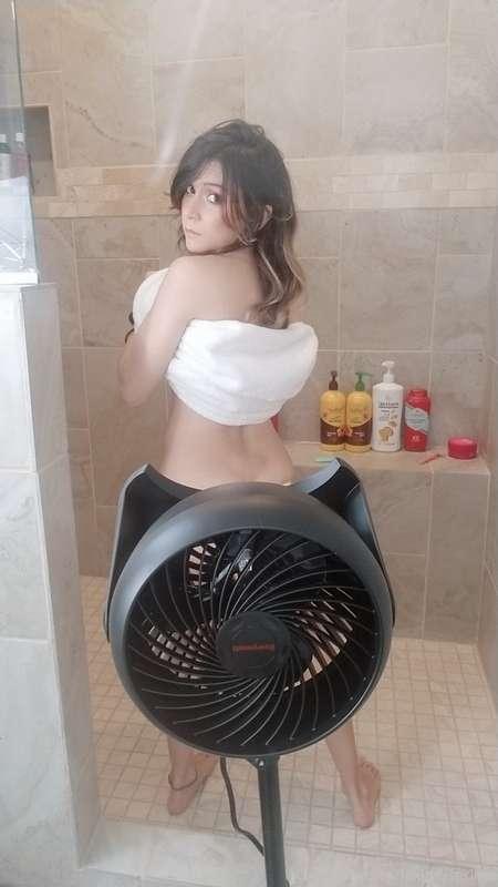 who likes to get blown in the shower?