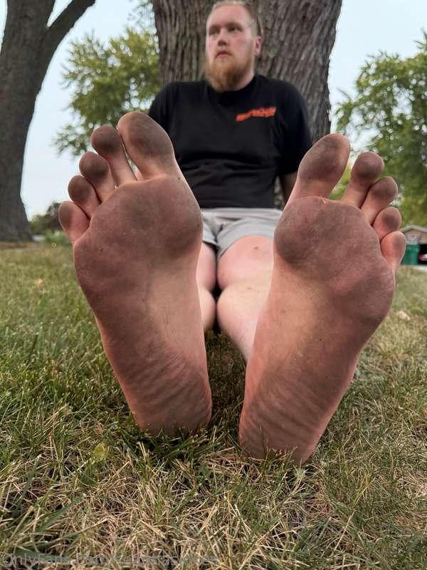 Big dirt feet 🥵🥵🥵