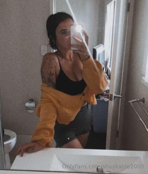 Bathroom fun sometime? 😋