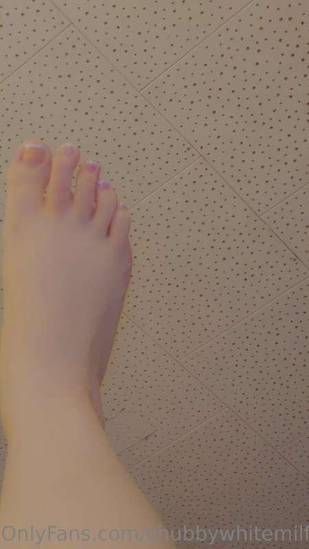 Tease Video of what I look like today.... comfy.
 Relaxing....