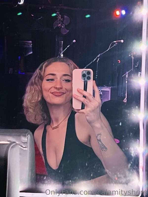 EEEE I WENT TO SEE MY FRIENDS BAND LAST NIGHT & IT WAS SO SW..