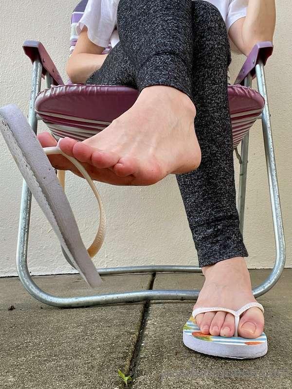 Flip flop dangle 🩴