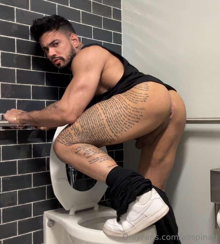 you walk in the shopping mall bathrooms and find me like thi..
