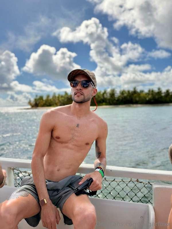 Hey baby, I'm very hot on this boat, will you come with me?