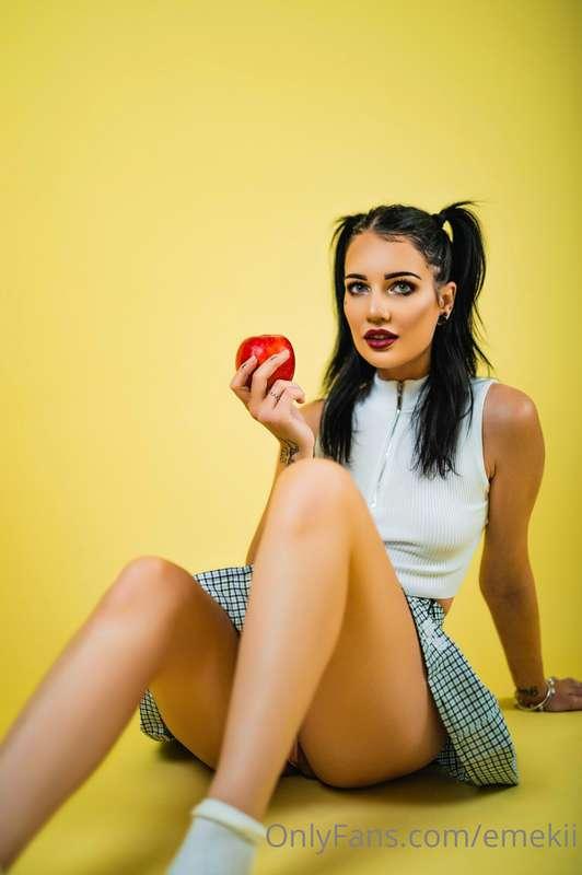 Full sets over on my paid site 👉 
Www.onlyfans.com/emeki