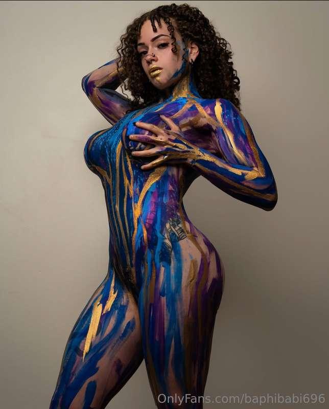 Going live here in 20 to get body painted 👉🏻 @baphibabi666 F..