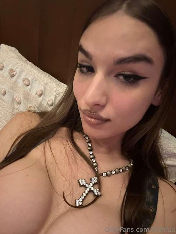 No top. Just skin and a little bit of sin 😈 Let's get filthy..