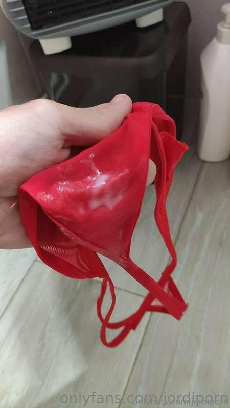 Me pone demasiado correrme en prendas 🥵 Te las mando? 
