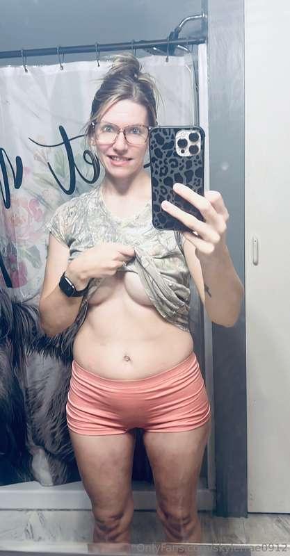 Work from home fit! 😜 Happy Friday babe! 💋 