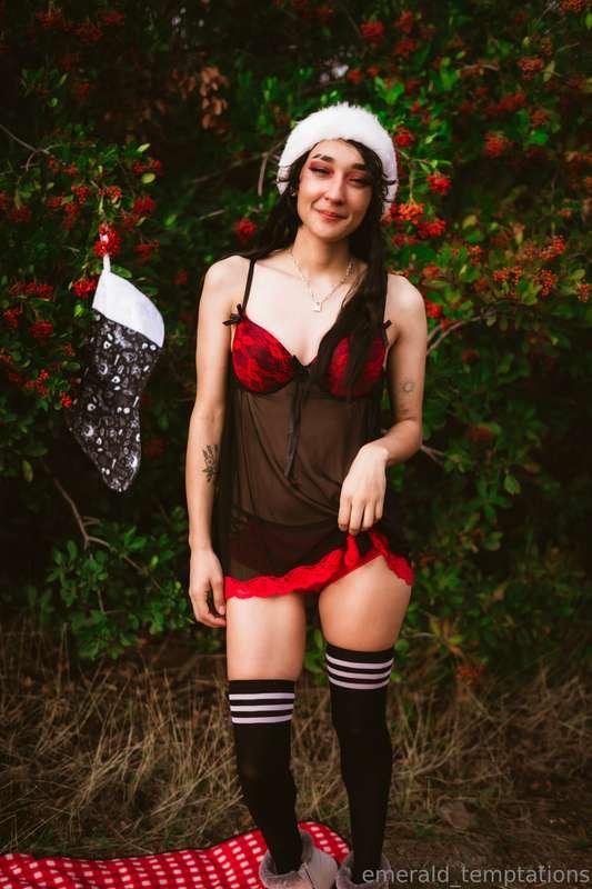 💝🎁Anyone wanna unwrap me?💋🎅 Tell me how you’d do it 😏😉