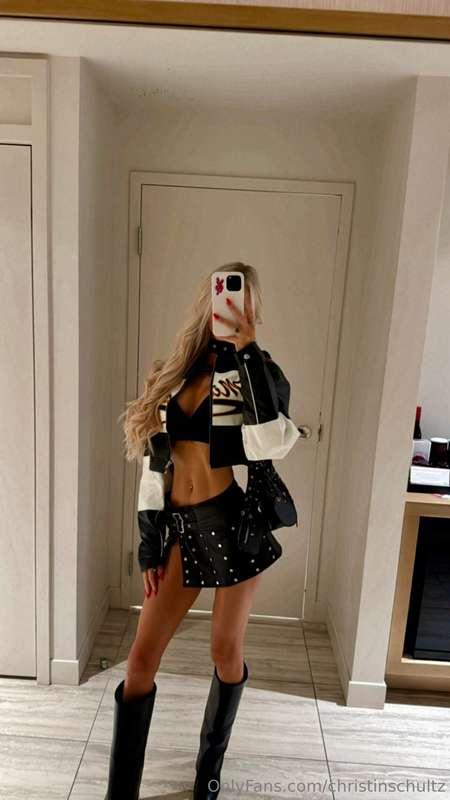 What would you do if I came closer in this leather? 😈