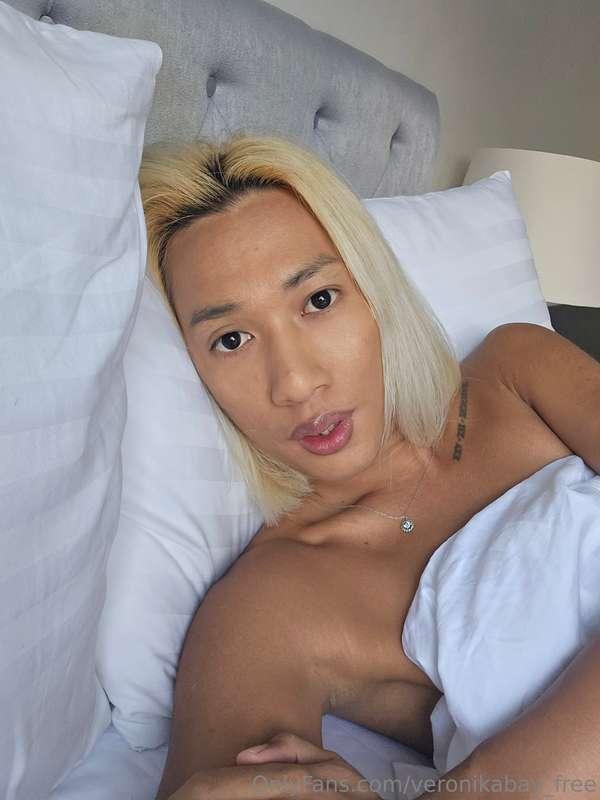 Still lounging in bed, are you up for some morning fun? 🤩