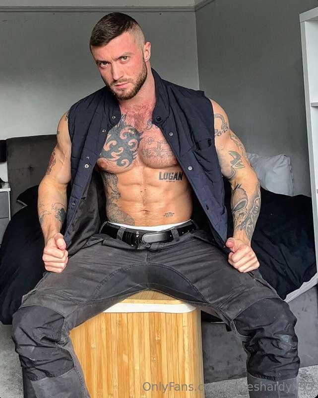 Topless tradie ready to get the job done 😜