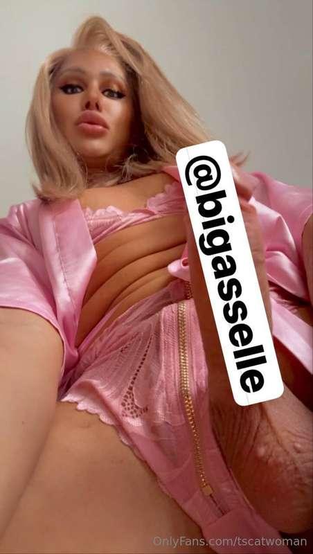 @bigasselle is FREE FOR BAD BOYS !! 💁🏼‍♀️💦She has been a MOM..
