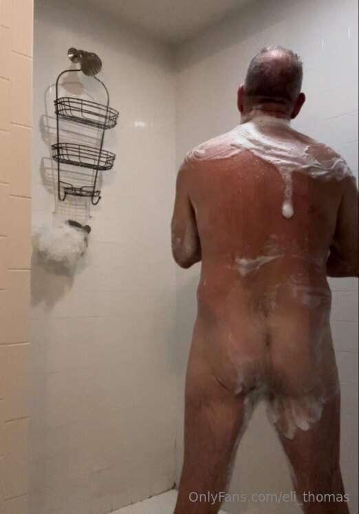 Who can wash my back? 🤤😈