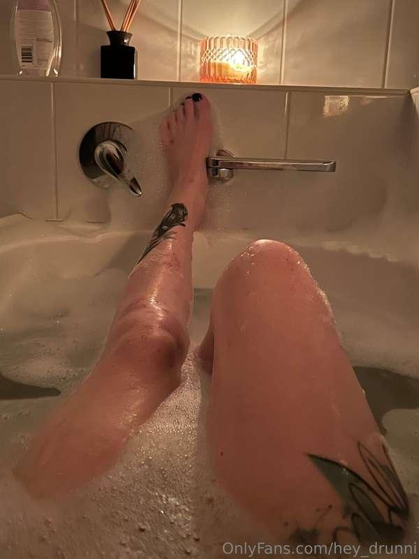 Bathing my toe beans <3