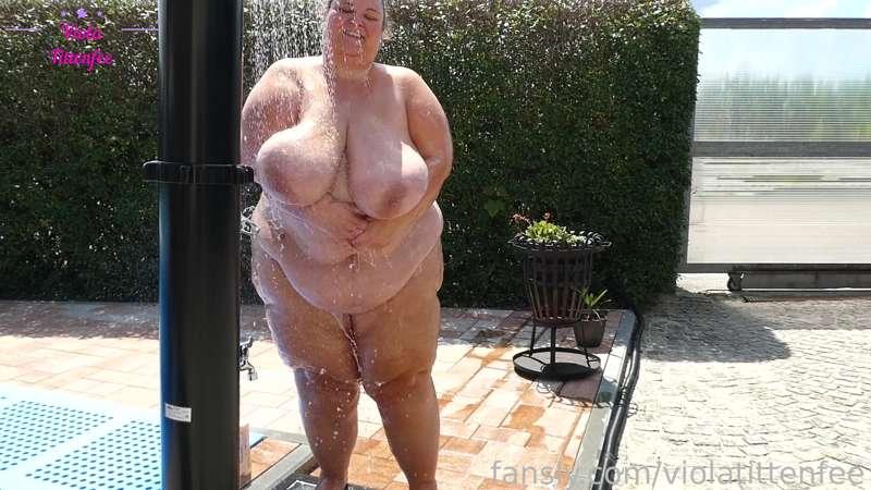 sexy outdoor shower
I love feeling the sun and water on my skin and beeing naked outdoors. Watch me having a sexy shower outdoors in my pool area.