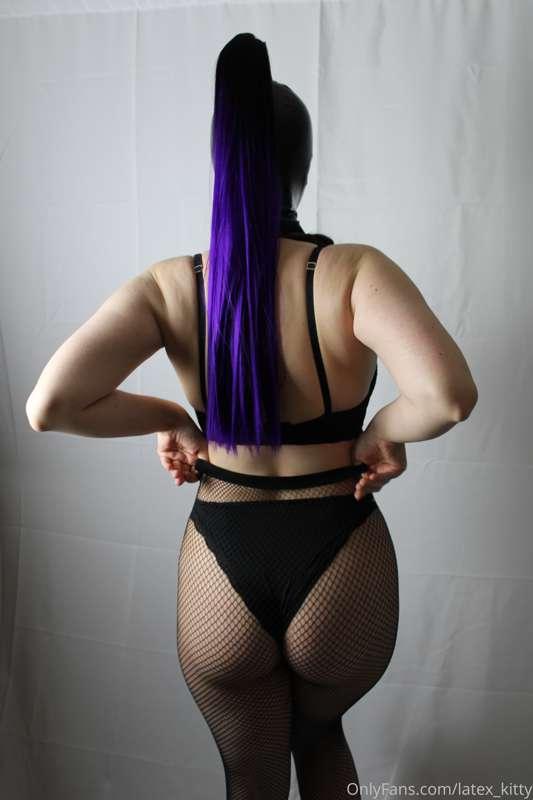 A sneak peak at my peach in fishnets 🍑 

10 pictures!

I hop..