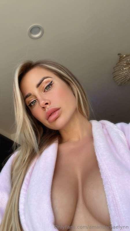 Dm me right now if you want to see me take the robe off 🫣🫣🥵