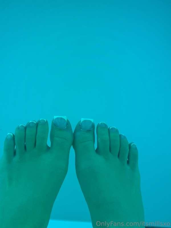 would you pay for my pedicure 😈