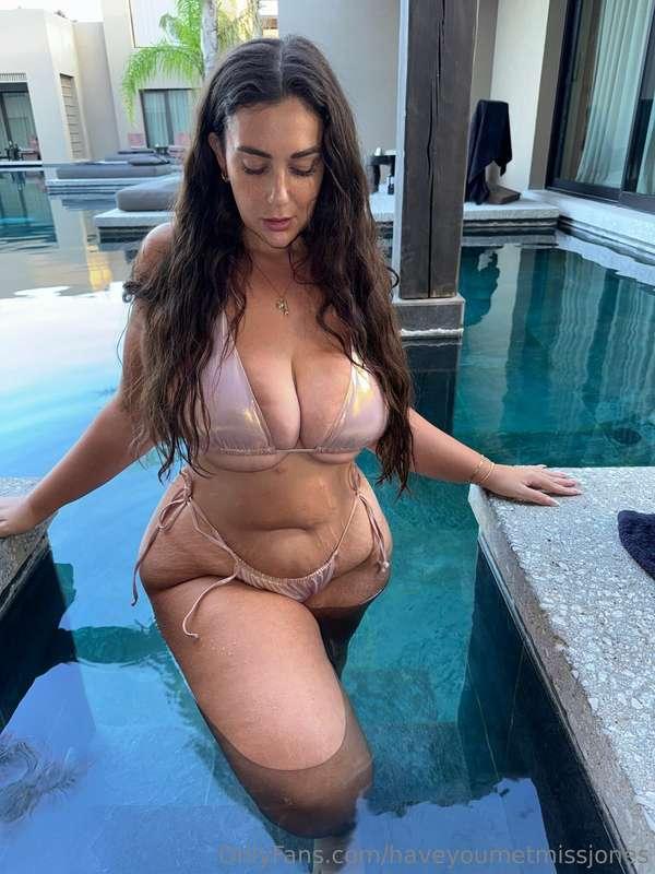 A hottie at the pool🔥